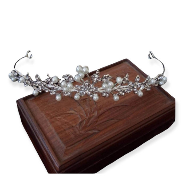 Clear Rhinestone Pearl Silver Tone Metal Tiara Bridal Crown NEW - Picture 2 of 3